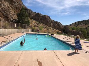 um grupo de pessoas a nadar numa piscina em Hidden Canyon Retreat em Baker