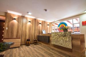 Area lobi atau resepsionis di The Traveler Hostel