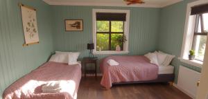 Camera verde con 2 letti e finestra di Prestshús 2 Guesthouse a Vík