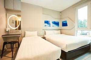 Tempat tidur dalam kamar di ibis budget Singapore Selegie