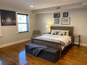 um quarto com uma cama, uma cadeira e uma janela em Alina & Fanny - Philadelphia 1210 Mt Vernon St em Filadélfia