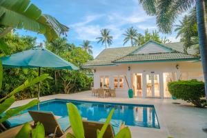 2BR Villa Baan Chanchai, seconds to beach 내부 또는 인근 수영장