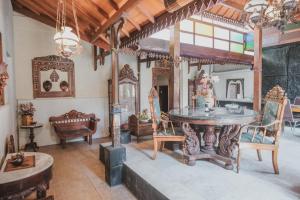 Cette chambre comprend une table et des chaises. dans l'établissement RedDoorz near Galeria Mall 2, à Yogyakarta