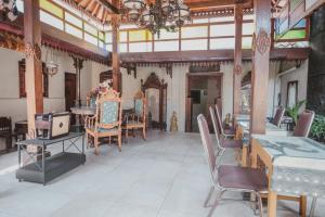 Habitación grande con mesa y sillas. en RedDoorz near Galeria Mall 2 en Yogyakarta
