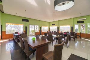 Posezení v ubytování RedDoorz Syariah At Hotel Putri Gading Bengkulu