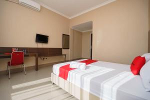 TV a/nebo společenská místnost v ubytování RedDoorz Syariah At Hotel Putri Gading Bengkulu