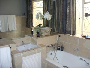 Ένα μπάνιο στο Little Umhlanga. Sunflower suite.
