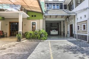 a car is parked inside of a garage at RedDoorz Syariah @ Raya Tajem Maguwo in Kalasan