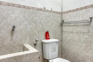 Koupelna v ubytování RedDoorz Syariah @ Raya Tajem Maguwo + 7 fotografií