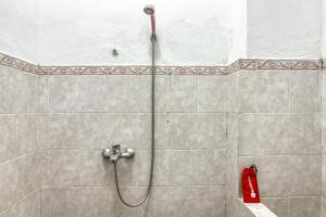 Ett badrum på RedDoorz Syariah @ Raya Tajem Maguwo