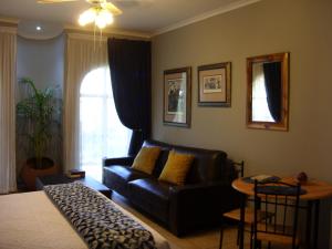 Χώρος καθιστικού στο Little Umhlanga. Sunflower suite.