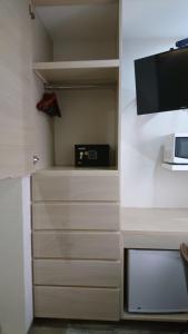 um armário com uma televisão e uma secretária com gavetas em Ken Tehuacan em Tehuacán
