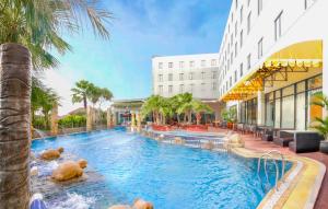 Bazén v ubytování Hermes Palace Hotel Banda Aceh nebo v jeho okolí