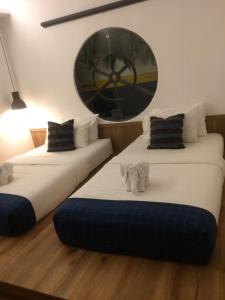Rúm í herbergi á Spinomad hostel