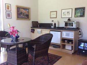 een woonkamer met een tafel en een magnetron bij Hadley Close in Dunedin
