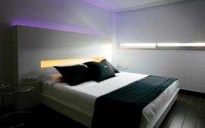 ein Schlafzimmer mit einem großen Bett und einer violetten Decke in der Unterkunft Hotel Loob in Onda + 23 Fotos