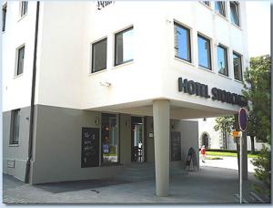 ein weißes Gebäude mit einem Schild, das Horn-Surfen liest in der Unterkunft Hotel Storchen in Ravensburg