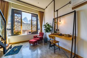 Hotel Del Moon في يانغتشو: غرفة بها مكتب وكراسي ونافذة