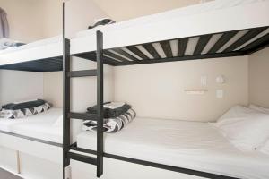 Un ou plusieurs lits dans un hébergement de l'établissement Bridge Backpackers