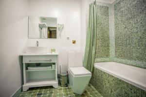 e bagno con lavandino, servizi igienici e vasca. di Boutique DEVON a Bukhara