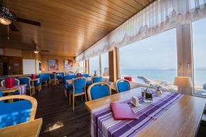 ein Restaurant mit einem Tisch und Stühlen mit Aussicht in der Unterkunft Hotel Panorama Garni in Helgoland