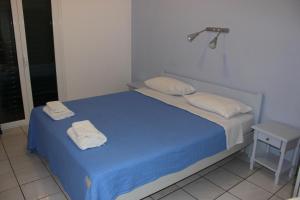 Cama ou camas em um quarto em Alvi Studios