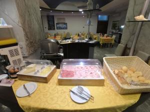 マリーナ・ディ・マッサにあるHotel Romaの食べ物のトレーが並ぶテーブル