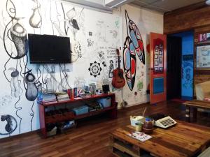 A television and/or entertainment center at Sandakan Backpackers Hostel