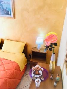 ein Schlafzimmer mit einem Bett und einem Tisch mit einem Teller Essen in der Unterkunft B&B Salerno in Sarno