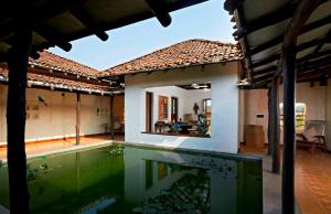 an external view of a house with a swimming pool at Samode Safari Lodge in Parāsi
