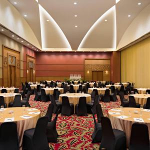 a large banquet hall with tables and chairs at Aryaduta Palembang in Palembang +81 photos