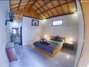 1 dormitorio con 1 cama en una habitación en Santai Bungalow, en Gili Trawangan