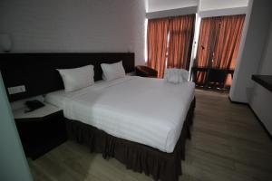 Postel nebo postele na pokoji v ubytování Xtra Hotel Bengkulu
