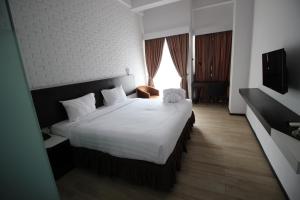 Postel nebo postele na pokoji v ubytování Xtra Hotel Bengkulu