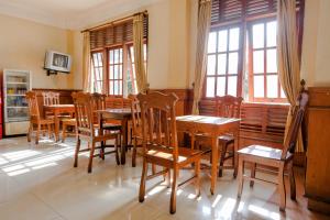 Ett kök eller pentry på Super OYO 1803 Hotel Sarangan Permai