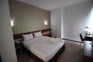 Postel nebo postele na pokoji v ubytování Xtra Hotel Bengkulu