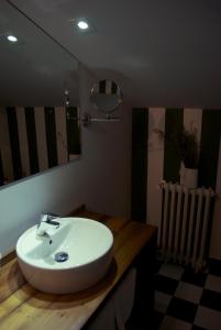 La salle de bains est pourvue d'un lavabo blanc et d'un miroir. dans l'établissement El Lacayo de Sestiello, à Grado