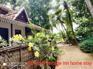 Munroe Heritage Inn外面的花园