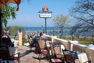 ゲーレンにあるFerienwohnungen im Ostseebad Goehrの椅子に座る人々