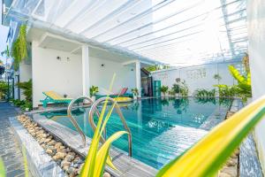 una piscina al centro di una casa di Golden Star Villa Hoi An a Hoi An