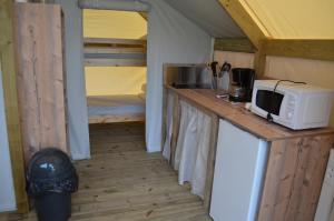 Kuchyň nebo kuchyňský kout v ubytování Camping de Saverne