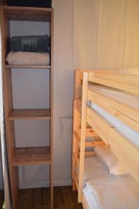 Palanda nebo palandy na pokoji v ubytování Camping de Saverne