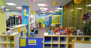 uma sala cheia de brinquedos numa loja em Семеен Хотел Дани em Asenovgrad