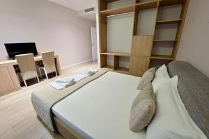 Łóżko lub łóżka w pokoju w obiekcie Alis Hotel