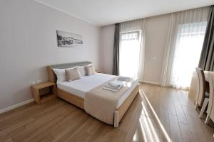 Łóżko lub łóżka w pokoju w obiekcie Alis Hotel