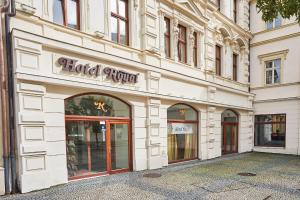 un edificio con un cartel de aprobación del hotel en Hotel Royal, en Chomutov