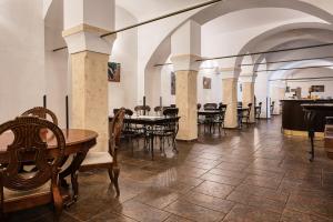 un comedor con mesas y sillas en un edificio en Hotel Royal, en Chomutov