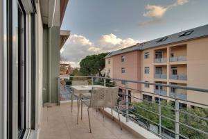 En balkong eller terrasse på ALL SEASONS Luxury Suites1