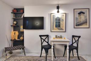 een kamer met een tafel en twee stoelen en een televisie bij Holiday Home in Ioannina