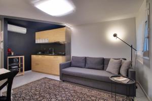 een woonkamer met een bank en een keuken bij Holiday Home in Ioannina